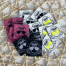 Koženkové štítky s cool smajlíkem v kšiltovce a brýlích, různé barvy a neonové nebo třpytivé detaily