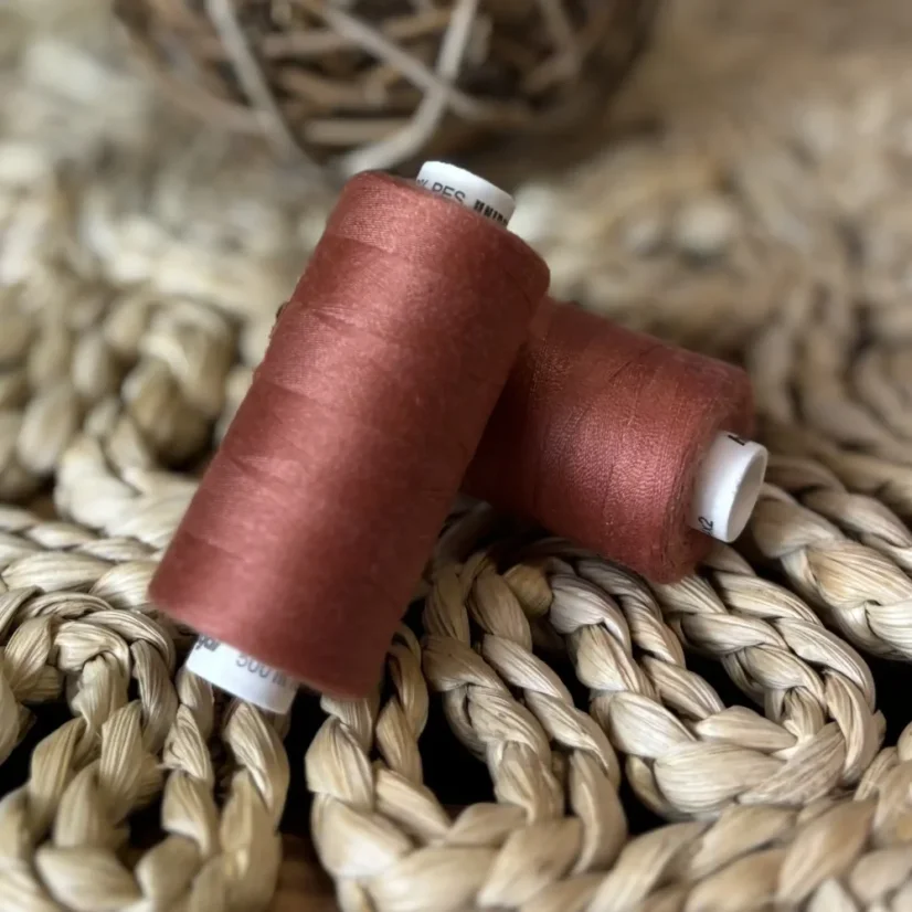 Univerzální polyesterová nit Hagal Unipoly v návinu 500m, chilli