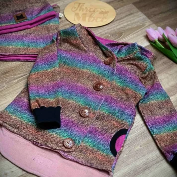 Počesaná teplákovina s duhovým vzorem v rybí kosti – hebká a hřejivá látka pro kreativní šití