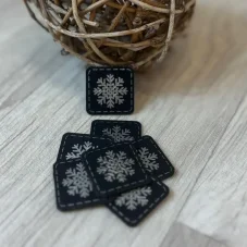 Koženkový štítek Vločka se stříbrným gravírem