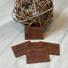 Koženkové štítky s motivem nákladního auta – hnědá koženka s laserovým gravírováním, ladí s dětskými látkami se stavebními motivy.