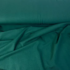 Detail tmavě zeleného bio organického single-jersey úpletu s jemnou hladkou strukturou.