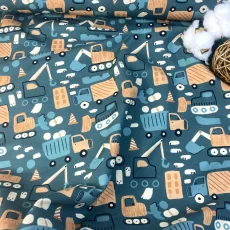 Nepočesaná teplákovina s digitálním potiskem bagrů a stavebních strojů na petrolejovém podkladu, složená do měkkých záhybů. Nepočesaná teplákovina s digitálním potiskem bagrů a stavebních strojů na petrolejovém podkladu, složená do měkkých záhybů.