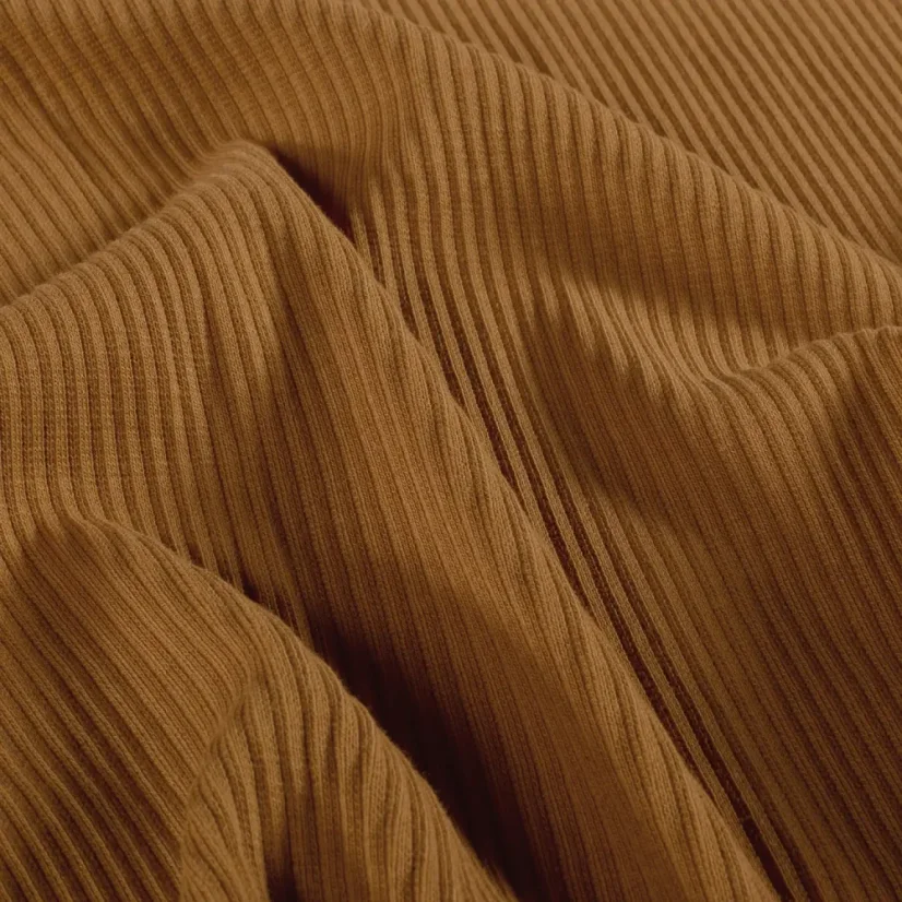 Detail žebrovaného úpletu v karamelové barvě