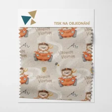 Detail látky s motivem medvídka v oranžovém autíčku – tisk na objednání OliVe.cz.