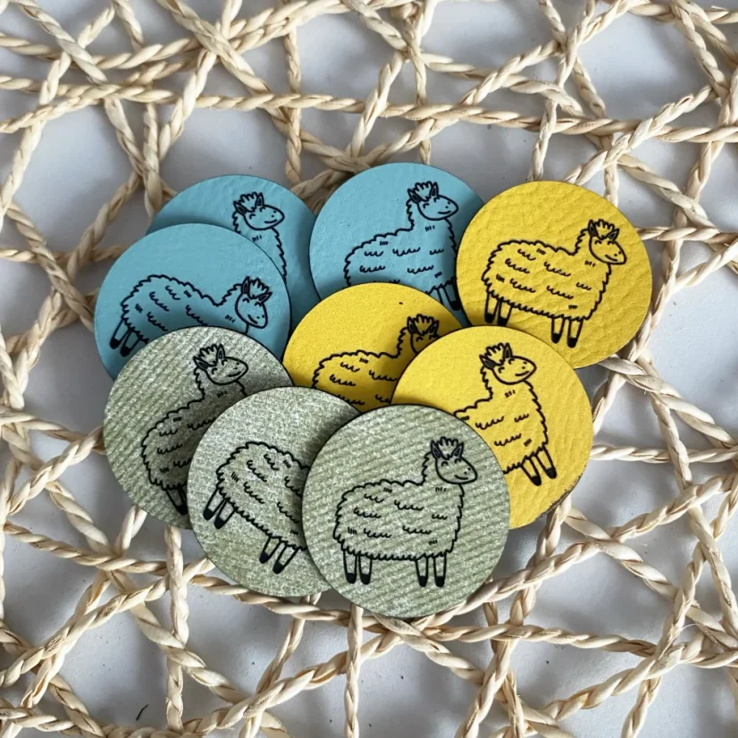 Kulaté koženkové štítky s ovečkou – žluté, mint a zelené varianty, průměr 3 cm, laserový gravír na handmade výrobky Kulaté koženkové štítky s ovečkou – žluté, mint a zelené varianty, průměr 3 cm, laserový gravír na handmade výrobky
