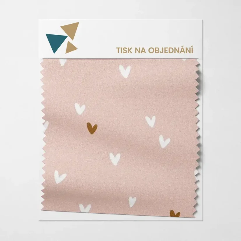 Látka s motivem bílých a karamelových srdíček na růžovém podkladu – design Srdíčka – pudrová láska. Látka s motivem bílých a karamelových srdíček na růžovém podkladu – design Srdíčka – pudrová láska.