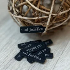 Koženkový štítek od Ježíška – černý se stříbrným gravírem