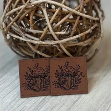 Koženkový štítek Houba v lese – kávová barva