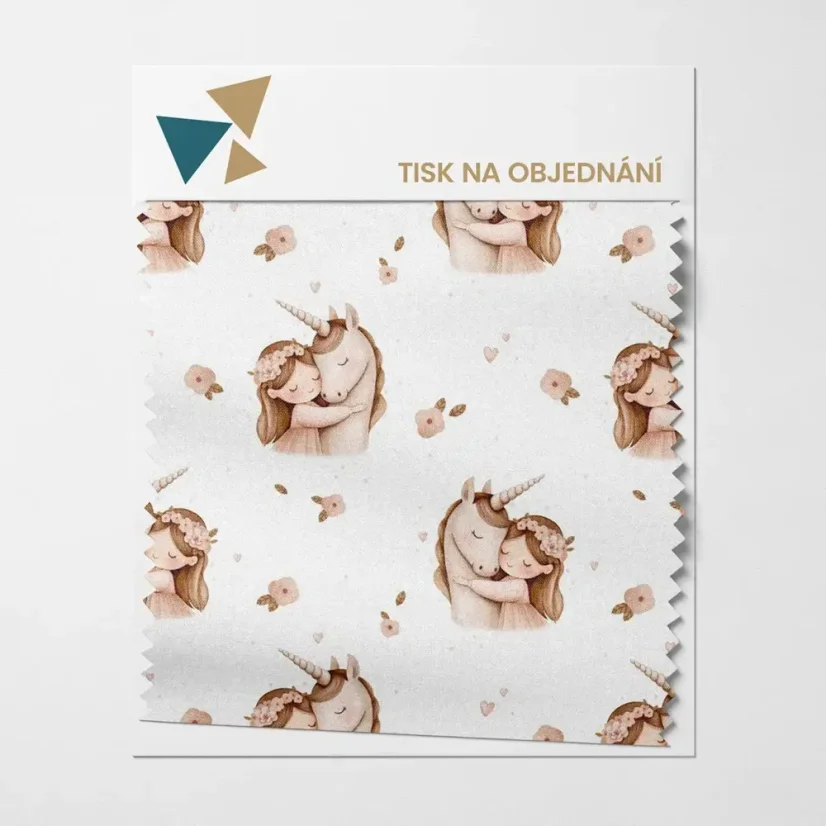 Detailní pohled na design Holčička a jednorožec 🦄 v jemných růžovo-béžových tónech – tisk na objednání OliVe.cz. Detailní pohled na design Holčička a jednorožec 🦄 v jemných růžovo-béžových tónech – tisk na objednání OliVe.cz.