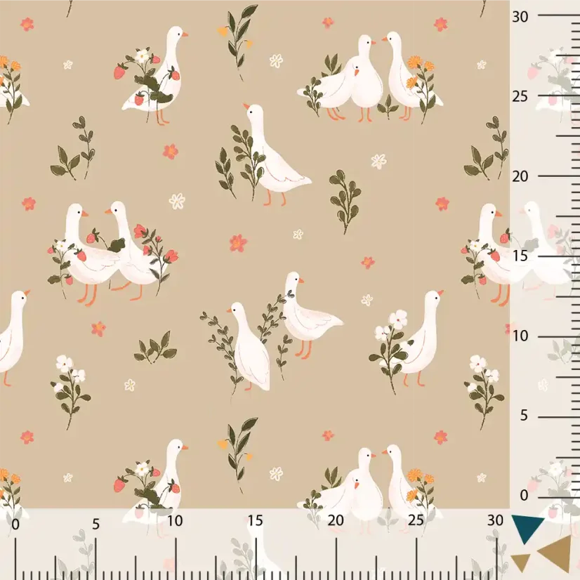 Detail bavlněného úpletu s autorským motivem bílých husiček, květin a větviček na béžovém podkladu.