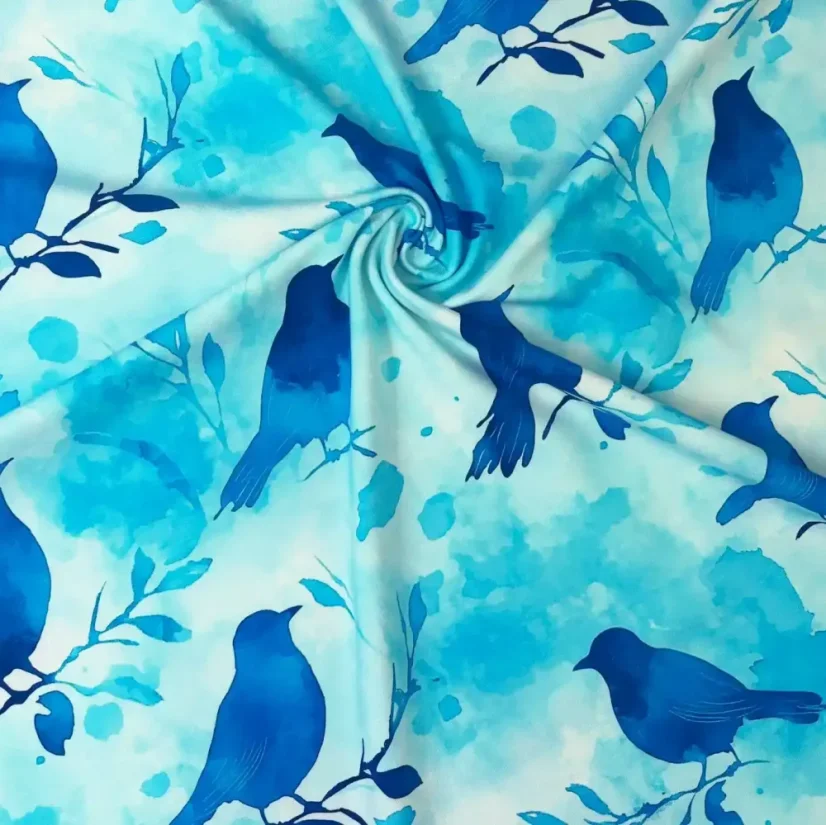 Úplet z bavlny s designem modrých siluet ptáků a listů