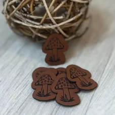 Koženkový štítek Houbička – kávově hnědý odstín