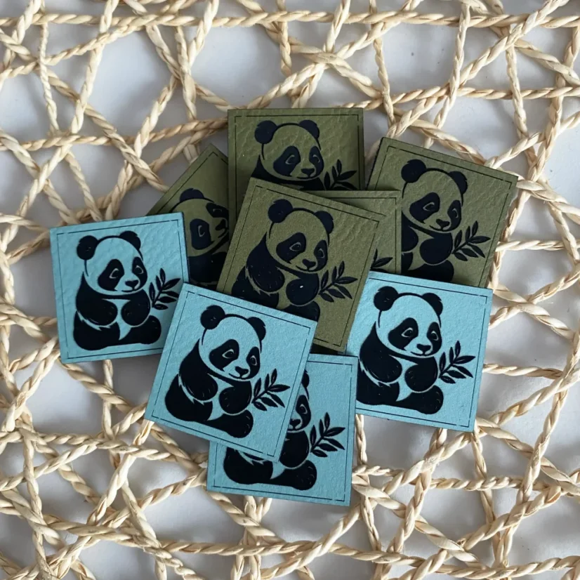 Koženkové štítky s pandou – čtvercový tvar 3×3 cm, zelená a mint barva, laserový gravír na handmade oblečení a doplňky Koženkové štítky s pandou – čtvercový tvar 3×3 cm, zelená a mint barva, laserový gravír na handmade oblečení a doplňky