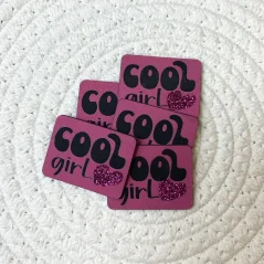 Koženkový štítek Cool Girl v barvě hot pink s třpytivým srdcem z vinylu. Koženkový štítek Cool Girl v barvě hot pink s třpytivým srdcem z vinylu.