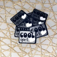 Koženkové štítky s nápisem COOL girl a stříbrným reflexním srdcem pro dětské a dívčí oblečení