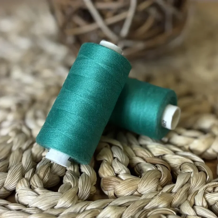 Univerzální polyesterová nit Hagal Unipoly v návinu 500m, jezerní zeleň