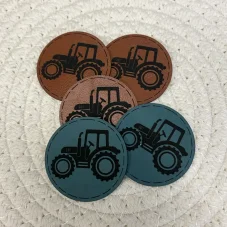 Kulatý koženkový štítek s traktorem – různé barvy, laserový výpal