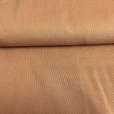 Detail žebrovaného nápletu v odstínu mocha mousse, pružný kávově béžový náplet v metráži vhodný na lemy mikin, pasy tepláků, rukávy a dětské oblečení. Detail žebrovaného nápletu v odstínu mocha mousse, pružný kávově béžový náplet v metráži vhodný na lemy mikin, pasy tepláků, rukávy a dětské oblečení.