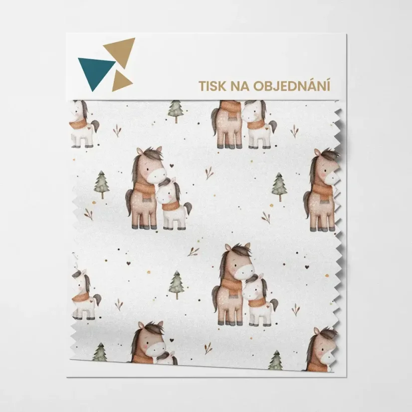 Detail látky s motivem zimních koníků se šálami – tisk na objednání OliVe.cz.