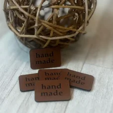 Kávově hnědý koženkový štítek s nápisem handmade