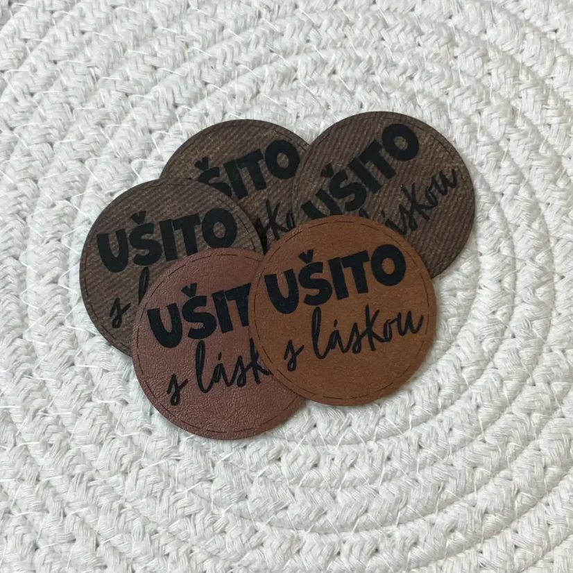 Koženkové štítky Ušito s láskou v kulatém tvaru, mix hnědých barev.