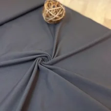 Bio bavlněný úplet v antracitové barvě – detail struktury a jemného splývání látky.