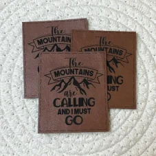 XXL koženkový štítek s horským motivem: Mountains are calling, surová kůže