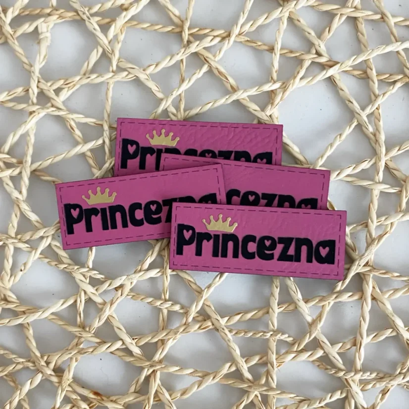 Koženkový štítek s nápisem Princezna a zlatou korunkou z vinylu v růžové barvě