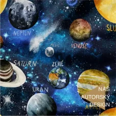 Detail planetárního motivu se Sluncem, Zemí, Saturnem a hvězdnou mlhovinou.