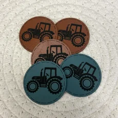 Kulatý koženkový štítek s traktorem – různé barvy, laserový výpal Kulatý koženkový štítek s traktorem – různé barvy, laserový výpal