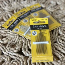 Balení 16 ručních jehel John James Milliners, velikost 3–9, žluté papírové balení