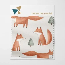 Detail látky s motivem lišek a stromků v přírodních barvách – tisk na objednání OliVe.cz.