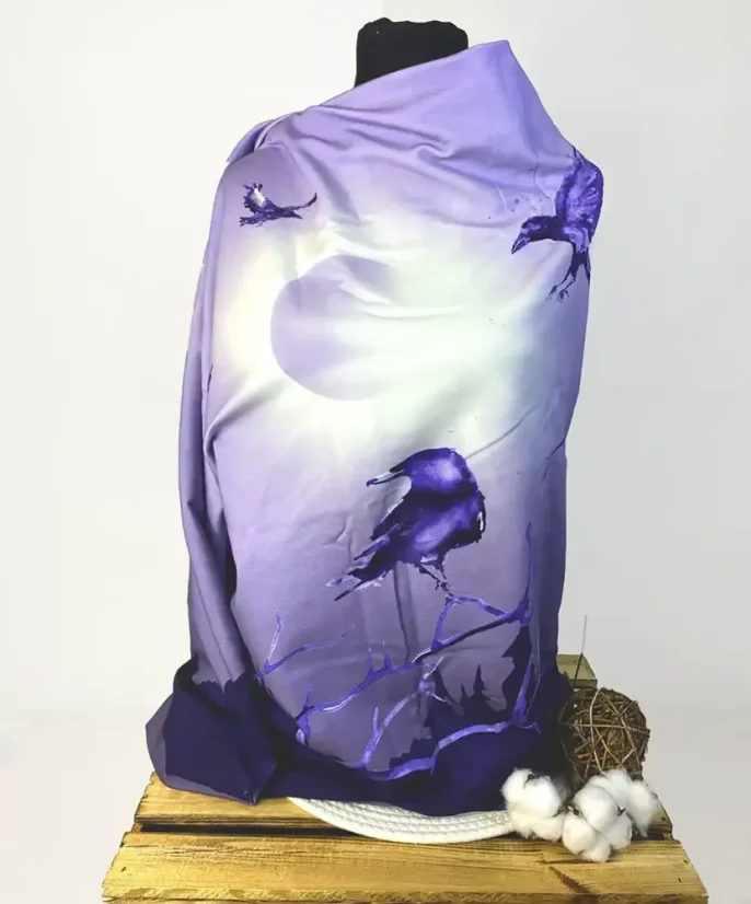 Fialový panel z teplákoviny s akvarelovým havranem sedícím na větvi pod zářícím měsícem.