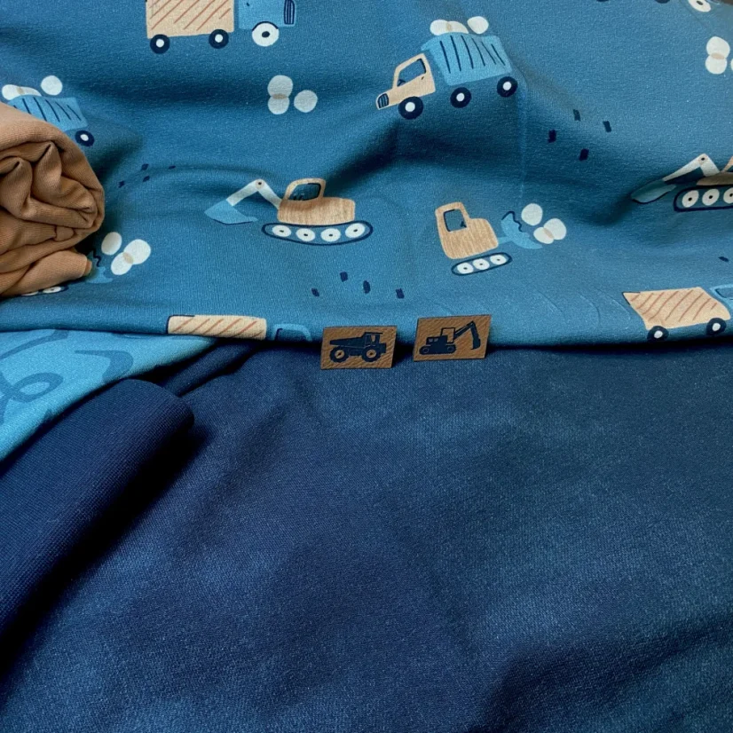 Balíček dětských látek se stavebními stroji a jednobarevnými teplákovinami