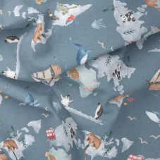 Bavlněný úplet s motivem mapy světa, zvířátek a lodí – autorský dětský vzor na modrošedém podkladu