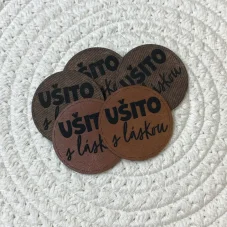 Koženkové štítky Ušito s láskou v kulatém tvaru, mix hnědých barev.