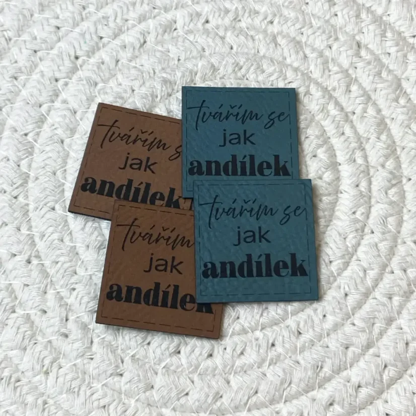 Koženkový štítek Tvářím se jak andílek pro vaše handmade projekty