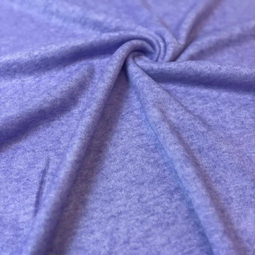 Fialová viskózová svetrovina s příjemným omakem – pohodlný materiál pro podzimní i zimní oděvy.