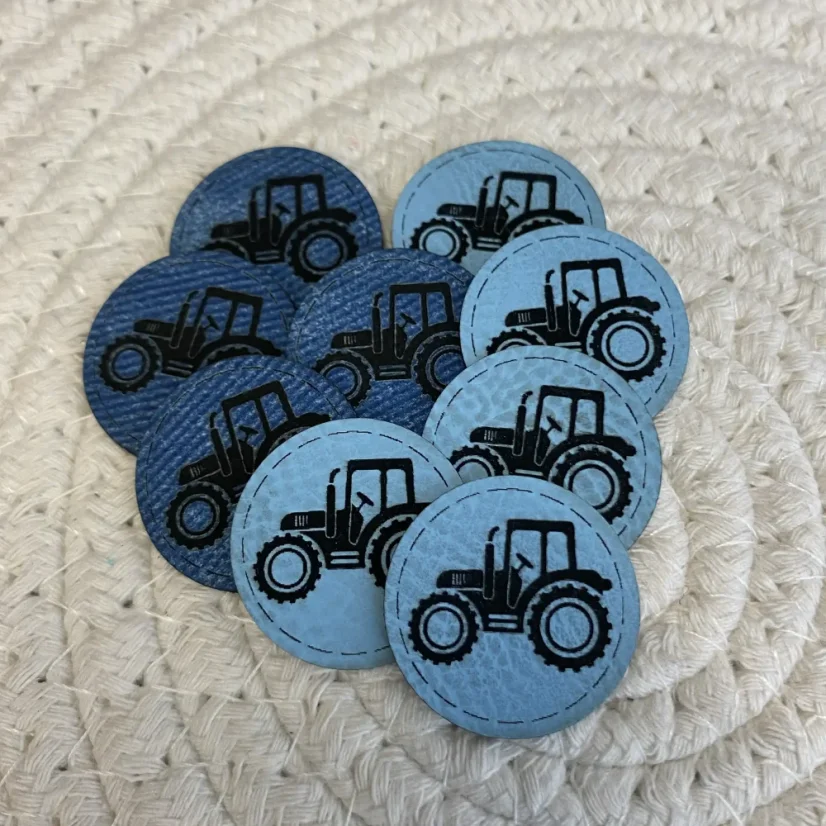 Koženkový štítek Traktor mini 2,5 cm pro vaše handmade projekty Koženkový štítek Traktor mini 2,5 cm pro vaše handmade projekty