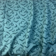 Petrolejová nepočesaná teplákovina s tmavším abstraktním tiskem ve tvaru šipek a obloučků – doplněk k dětskému motivu Bagry.