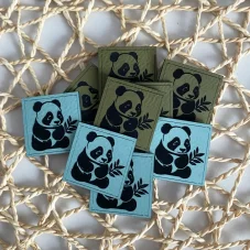Koženkové štítky s pandou – čtvercový tvar 3×3 cm, zelená a mint barva, laserový gravírování na handmade oblečení a doplňky