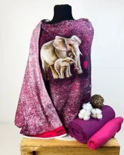 Berry-růžový panel z teplákoviny s akvarelovou sloní mámou a mládětem, doplněný růžovým srdcem.