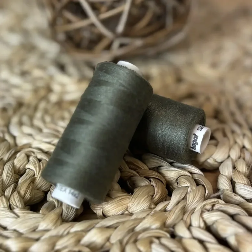 Univerzální polyesterová nit Hagal Unipoly v návinu 500m, rašelinová