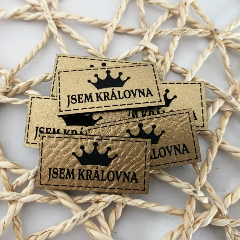 Zlatý koženkový štítek s nápisem Jsem královna a korunou – obdélník 3×1,5 cm na handmade výrobky