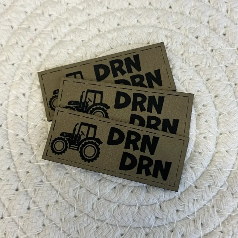 Koženkový štítek Traktor drn drn, barva antik hnědá. Pro vaše handmade projekty. Koženkový štítek Traktor drn drn, barva antik hnědá. Pro vaše handmade projekty.
