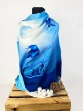 Modrý panel z teplákoviny s gradientem úsvitu, havranem na větvi a siluetou lesa.