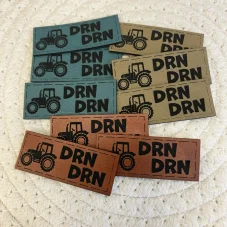 Koženkové štítky DRN DRN s traktorem – petrolejová, antik hnědá, surová kůže