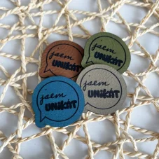 Koženkový štítek Jsem unikát, různé barvy