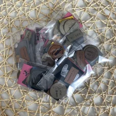 Balíček 12 kusů koženkových štítků 2. jakosti s drobnými vizuálními vadami